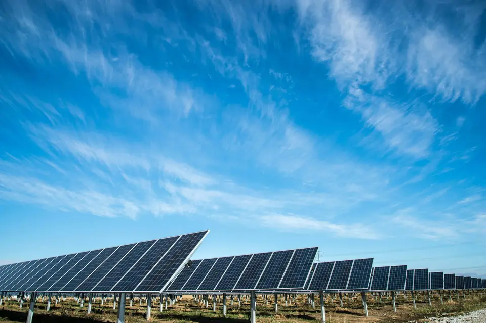 Módulos fotovoltaicos ante un cielo azul