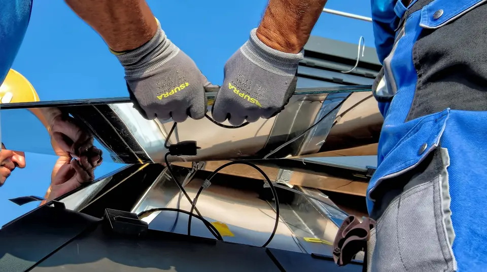 Instalador conectando el cableado de un módulo fotovoltaico