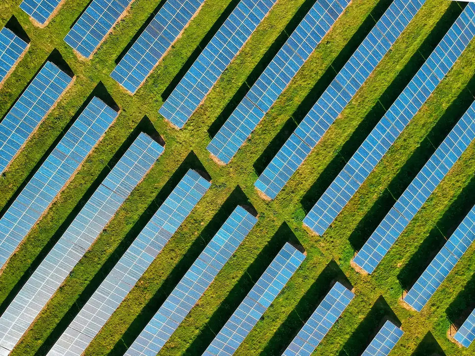 Vista aérea de una planta fotovoltaica en suelo