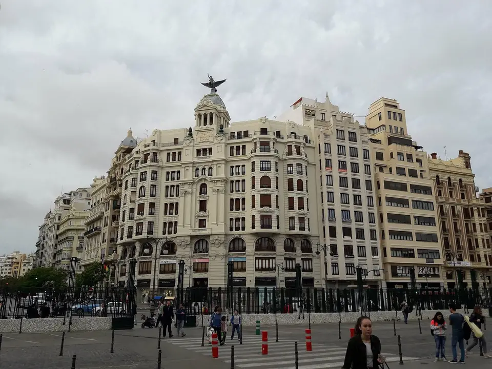 Edificio histórico con cúpula en una plaza del centro de Valencia